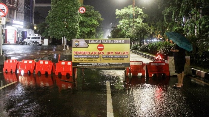 Pemberlakuan jam malam saat tahun baru (Foto: Antara)