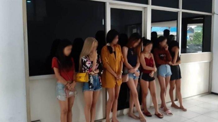 Subdit IV Renakta Polda Sulut berkolaborasi dengan Tim IT Polda Sulut, berhasil mengungkap kasus dugaan prostitusi online "MiChat", yang melibatkan anak di bawah umur. Polisi menemukan puluhan remaja dengan kondisi mabuk lem dan minuman keras.  (Foto: Tribunnews)