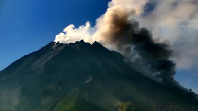 Sejak Kamis subuh Gunung Merapi sudah enam kali luncurkan awan panas guguran. Foto di atas adalah awan panas yang keluar Kamis pagi. (Foto:Antara)