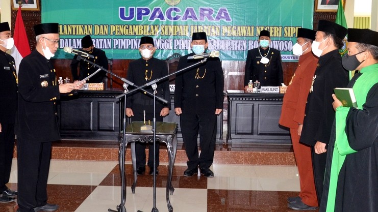 Bupati Bondowoso Salwa Arifin melantik dan mengambil sumpah 14 Kepala OPD Pemkab di Pendapa Bupati setempat, Jumat 6 Agustus 2021. (foto: guido/Ngopibareng.id)