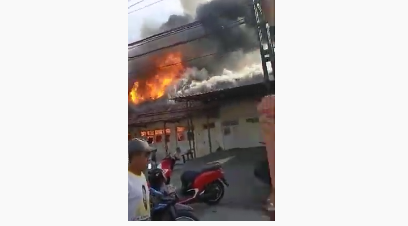 Kebakaran di gedung sebelah Garnisun Kota Mojokerto yang terbakar. Api di gedung bekas Puskesmas itu telah padam. (Foto: tangkapan layar/Ngopibareng.id)