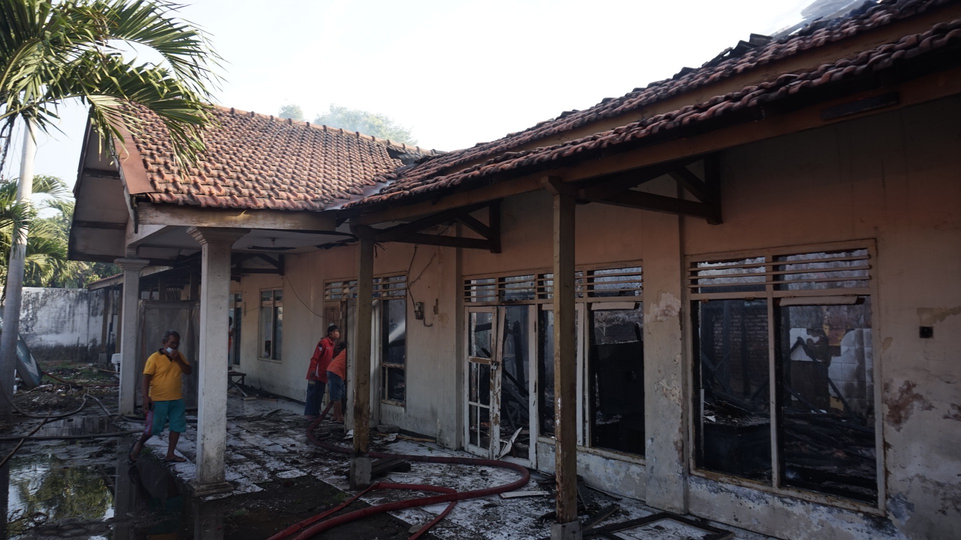 Kondisi gedung bekas Puskesmas Kedundung sebelah selatan kantor Garnisun.(Deni Lukmantara/Ngopibareng)