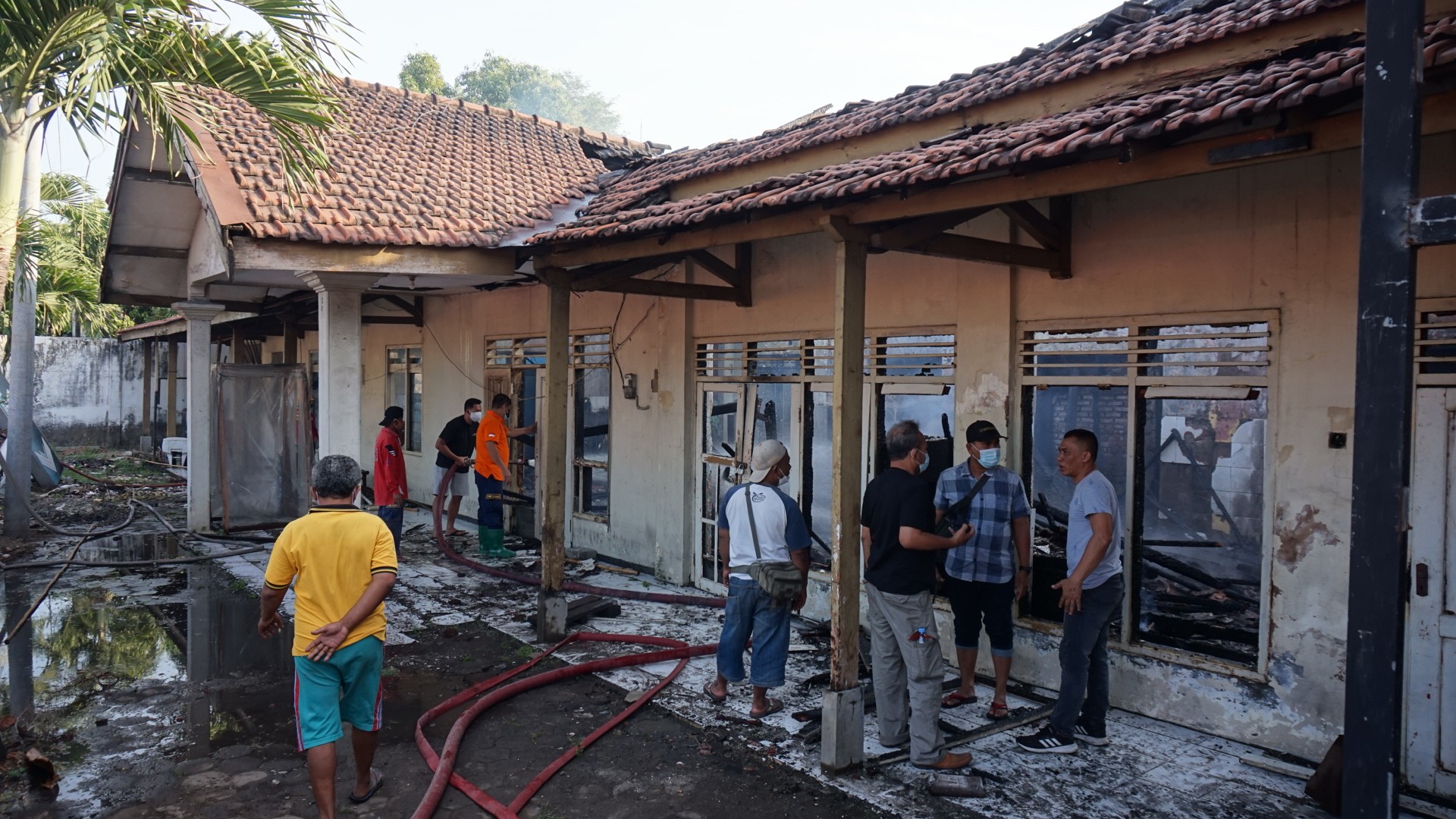 Petugas pemadam kebakaran dan anggota Garnisun Kota Mojokerto memadamkan api.(Foto: Deni Lukmantara/Ngopi bareng)