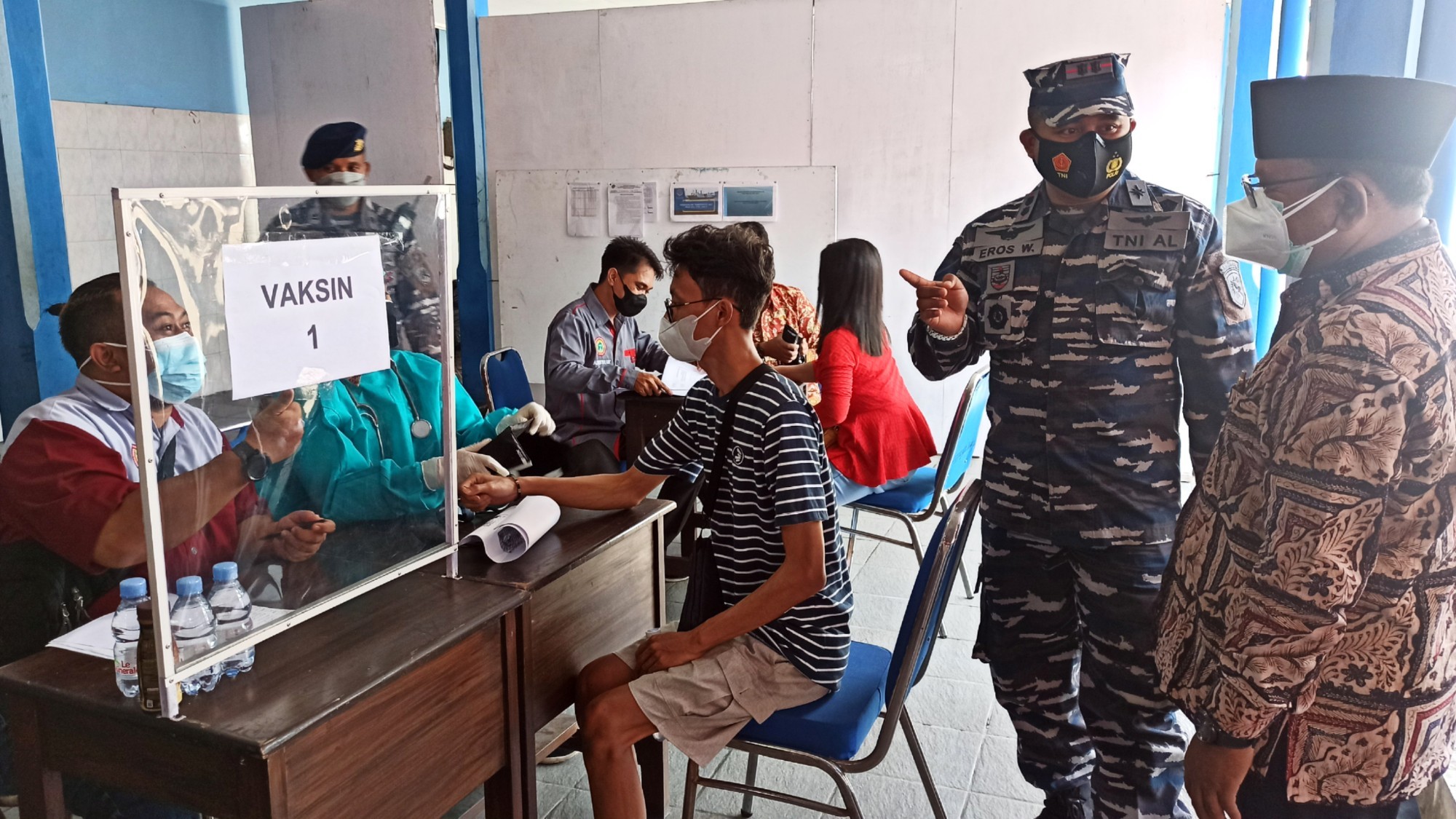 Komandan TNI AL Banyuwangi Letkol Laut (P) Eros Wasis bersama Wakil Bupati Banyuwangi Sugirah melihat pelaksanaan vaksinasi covid-19 yang digelar Pangkalan TNI AL Banyuwangi (foto:Muh Hujaini/Ngopibareng.id)