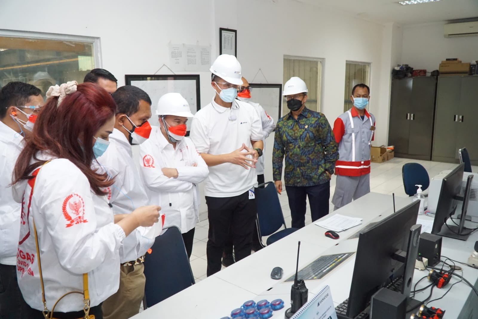 Satgas Covid-19 DPRI bersama Menkes Budi Gunadi Sadikin saat meninjau PT Gas Samator Industri. (Foto: istimewa)