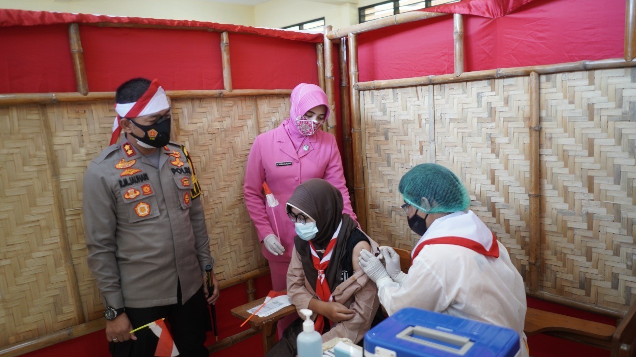 Kapolresta AKBP RM. Jauhari (kiri) saat menyaksikan vaksinasi pelajar di SMKN 1 Kota Probolinggo. (Foto: Ikhsan Mahmudi/Ngopibareng.id)