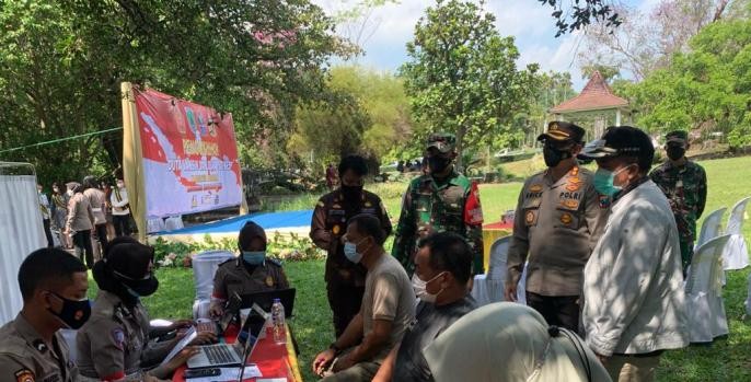 Polres Pasuruan gelar vaksinasi sambil berwisata di Kebun Raya Purwodadi. (Foto: Dok Pasuruan)