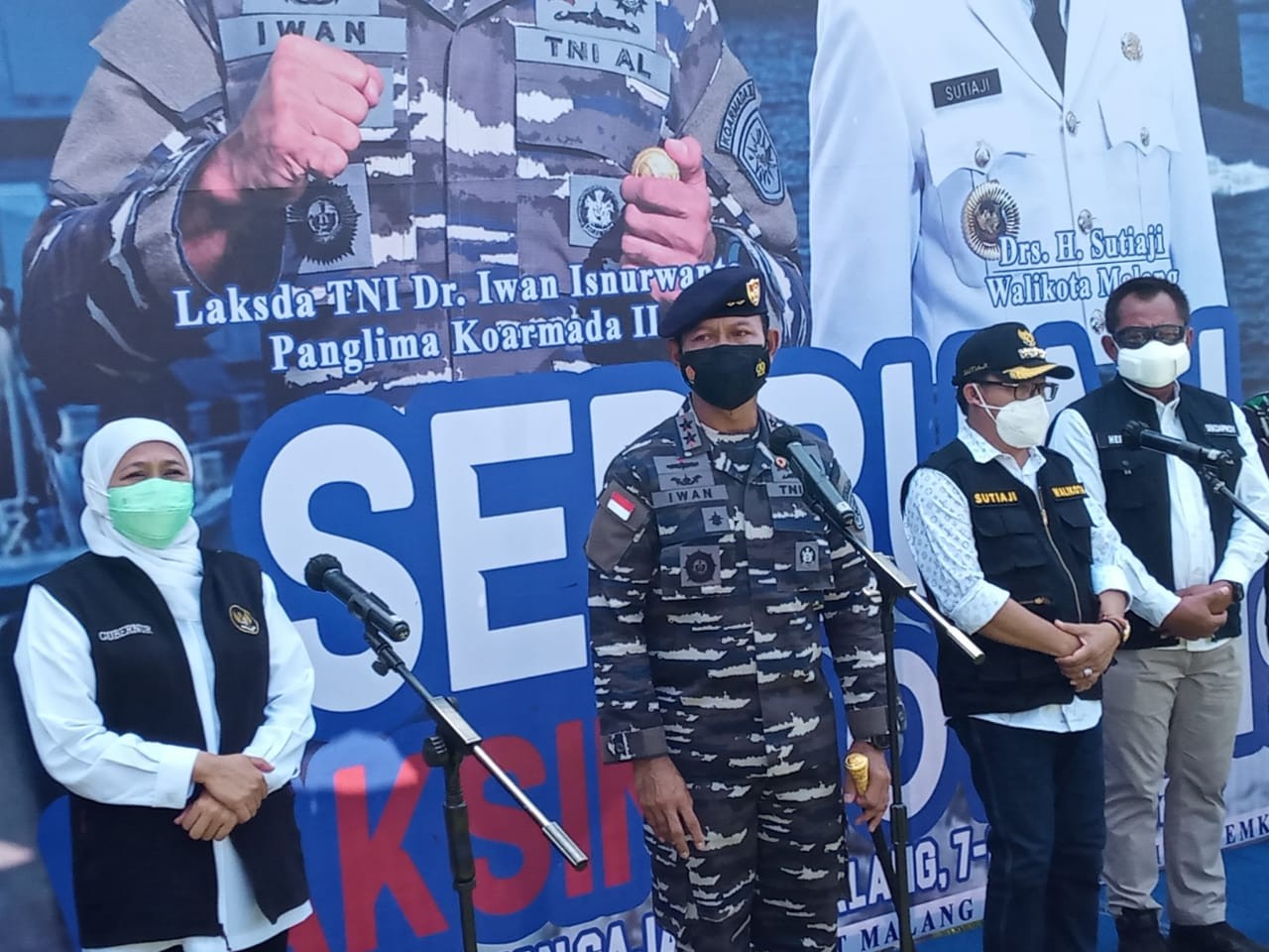 Panglima Koarmada II, Laksda TNI Dr. Iwan Isnurwanto melihat proses vaksinasi di Stadion Gajayana (Foto: Lalu Theo/ngopibareng.id)