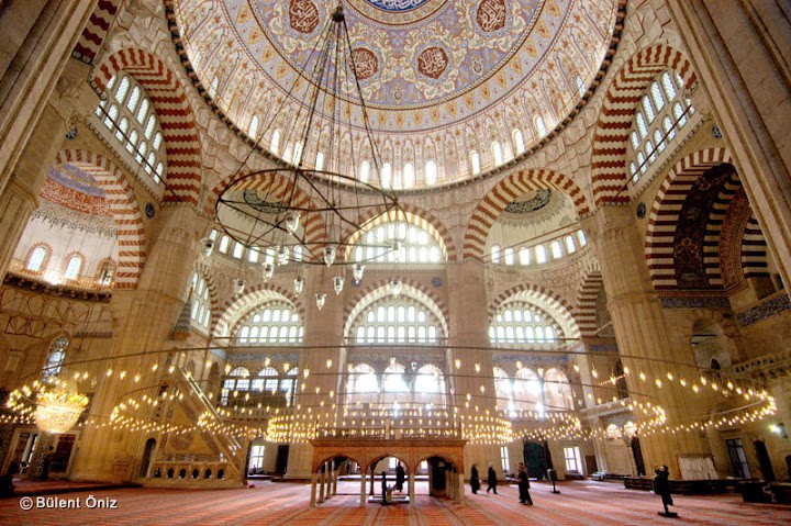 Masjid dengan ornamen klasik yang indah