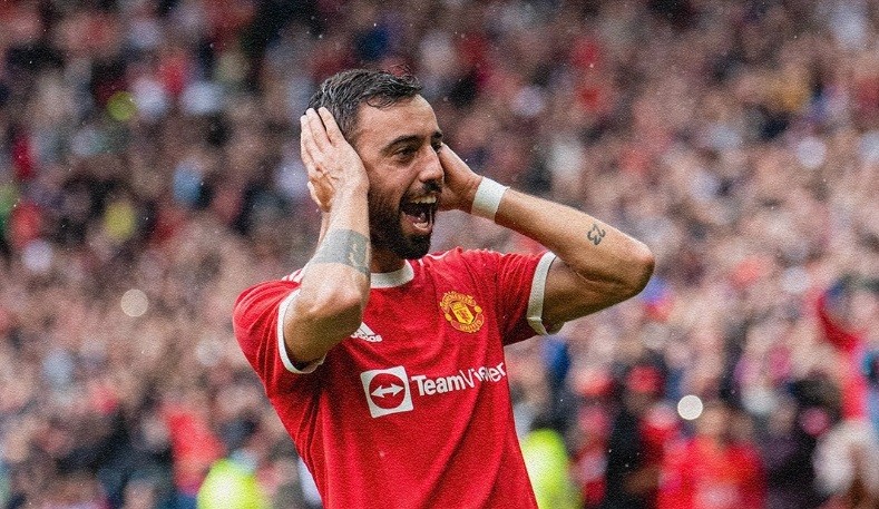 Bruno Fernandes mencetak gol tendangan bebas spektakuler ke gawang Everton. (Foto: Twitter/@ManUtd)