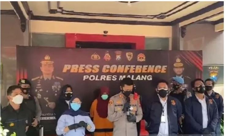 Konferensi pers ungkap kasus korupsi dana bantuan sosial (bansos) oleh Polres Malang, Malang, Jawa Timur, Minggu 8 Agustus 2021. (Foto: Kemensos)