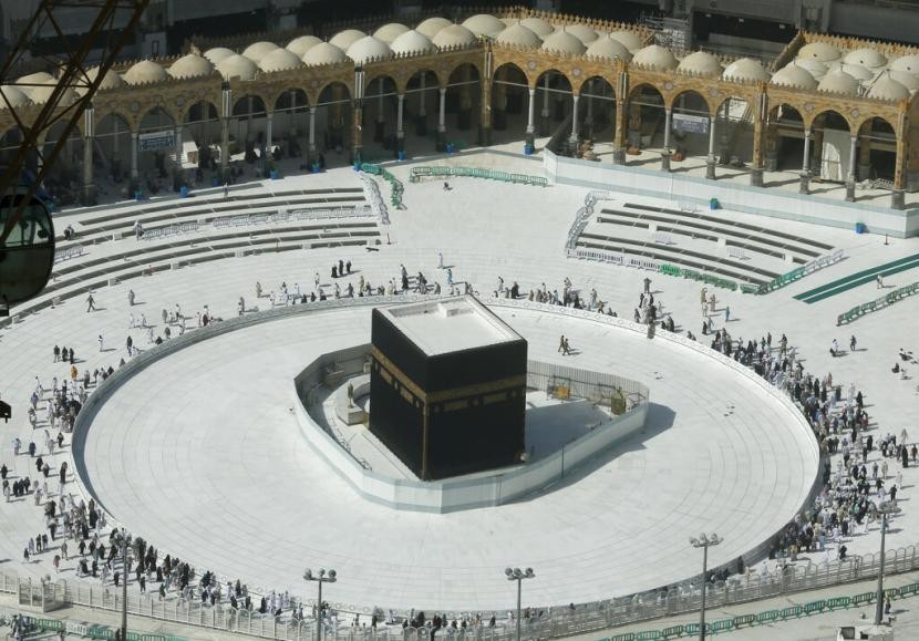 Jemaah Umrah melakukan rukun ibadah di Ka'bah, Makkah. (Foto: Istimewa)