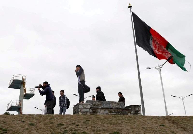 Para pekerja media melakukan pemantauan atas konflik di Afghanistan. (Foto: Reuters)