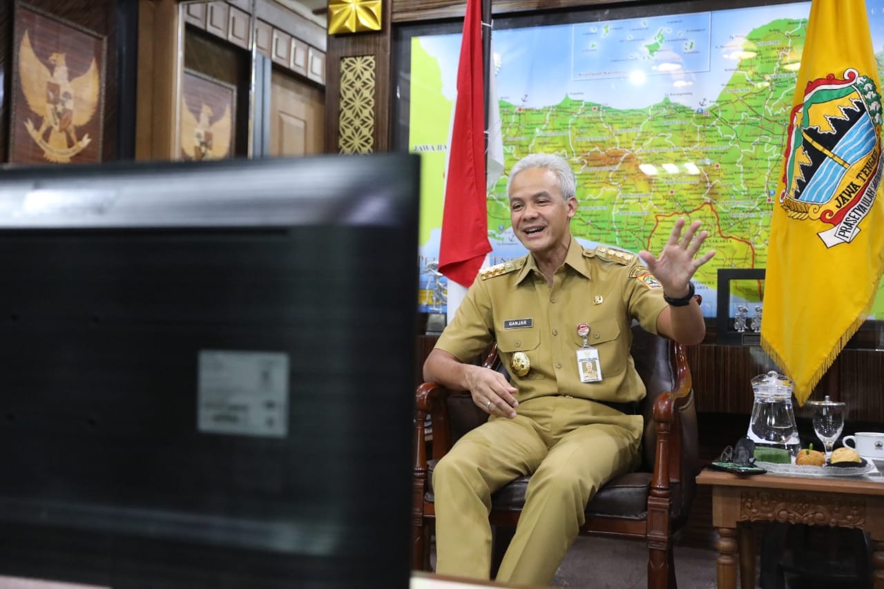 Ganjar saat mengikuti webinar bertajuk Sinergitas Ekonomi, Sosial dan Budaya untuk mewujudkan Generasi Pemimpin Bangsa yang Berintelektual untuk menghadapi Tantangan Zaman, Senin 9 Agustus 2021. (Foto: Dok Jateng)