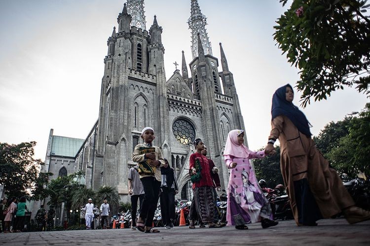 Indahnya toleransi, umat Islam dari Masjid Istiqlal jalan melewati Gereja Katedral Jakarta. (Foto: Istimewa)