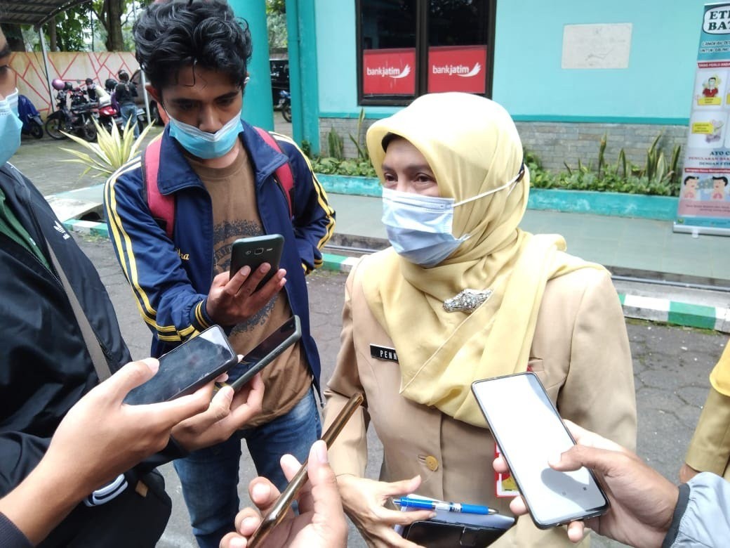 Kepala Dinas Sosial, Pemberdayaan Perempuan, Perlindungan Anak, Pengendalian Penduduk dan Keluarga Berencana (Dinsos-P3AP2KB) Kota Malang, Penny Indriani saat berada di Kecamatan Kedungkandang (Foto: Lalu Theo/ngopibareng.id)