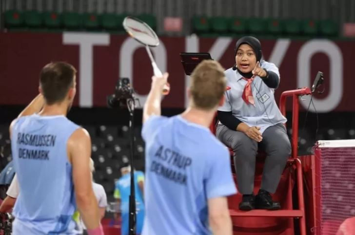 Guru SD Negeri Sawunggaling 1, Kota Surabaya, Jatim, Qomarul Lailah saat memimpin salah satu laga badminton di Olimpiade Tokyo. (Foto: Humas Pemkot Surabaya)