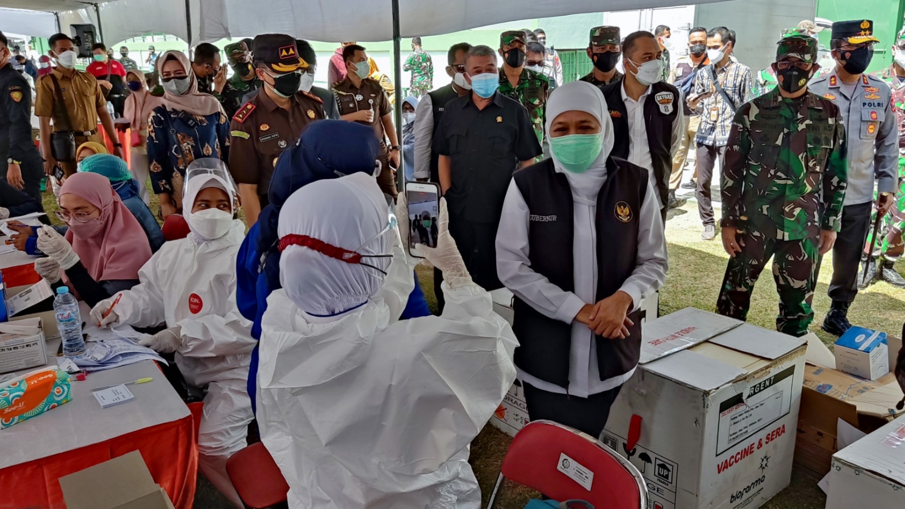 Gubernur Jatim, Khofifah Indar Parawansa saat meninjau vaksinasi di Stadion Brawijaya, Surabaya, Senin 9 Agustus 2021. (Foto: Fariz Yarbo/Ngopibareng.id)