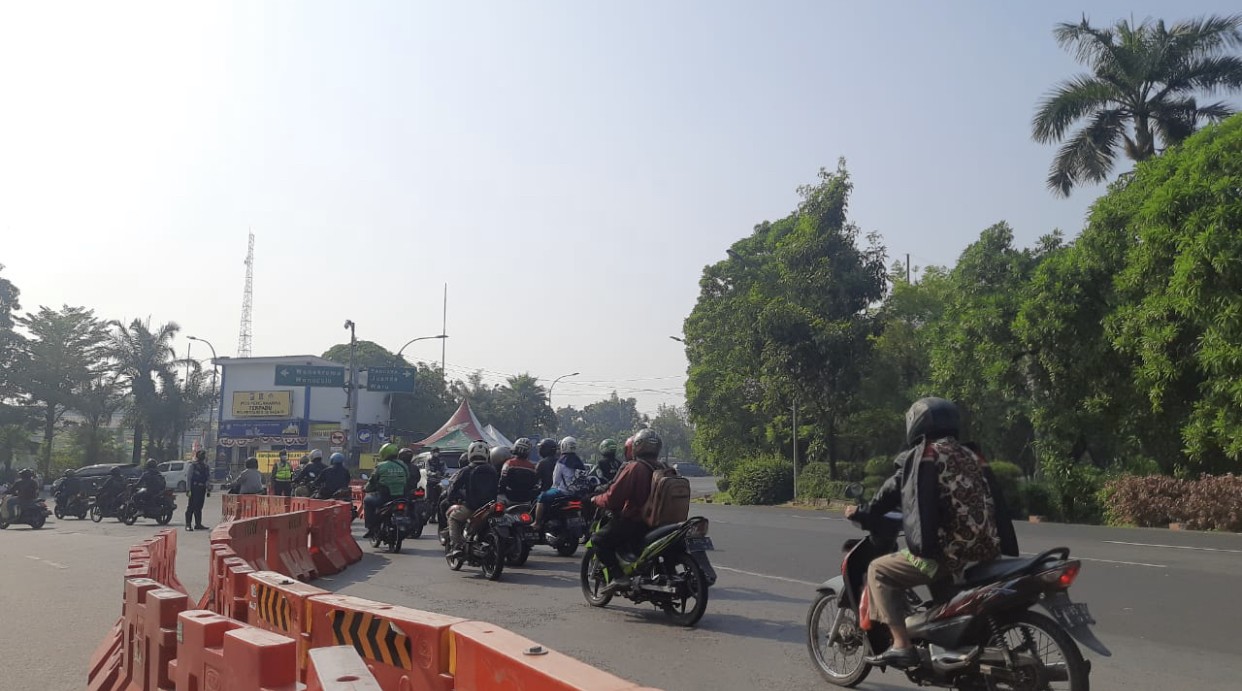 Penyekatan Bundaran Waru (Foto: Andhi Dwi/Ngopibareng.id)