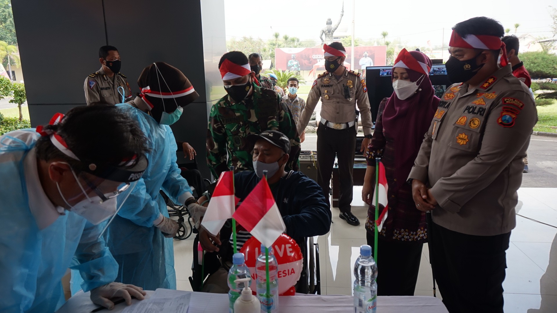 Vaksinasi disabilitas di Mapolres Mojokerto, Selasa 10 Agustus 2021(Foto: Deni Lukmantara/Ngopibareng.id)