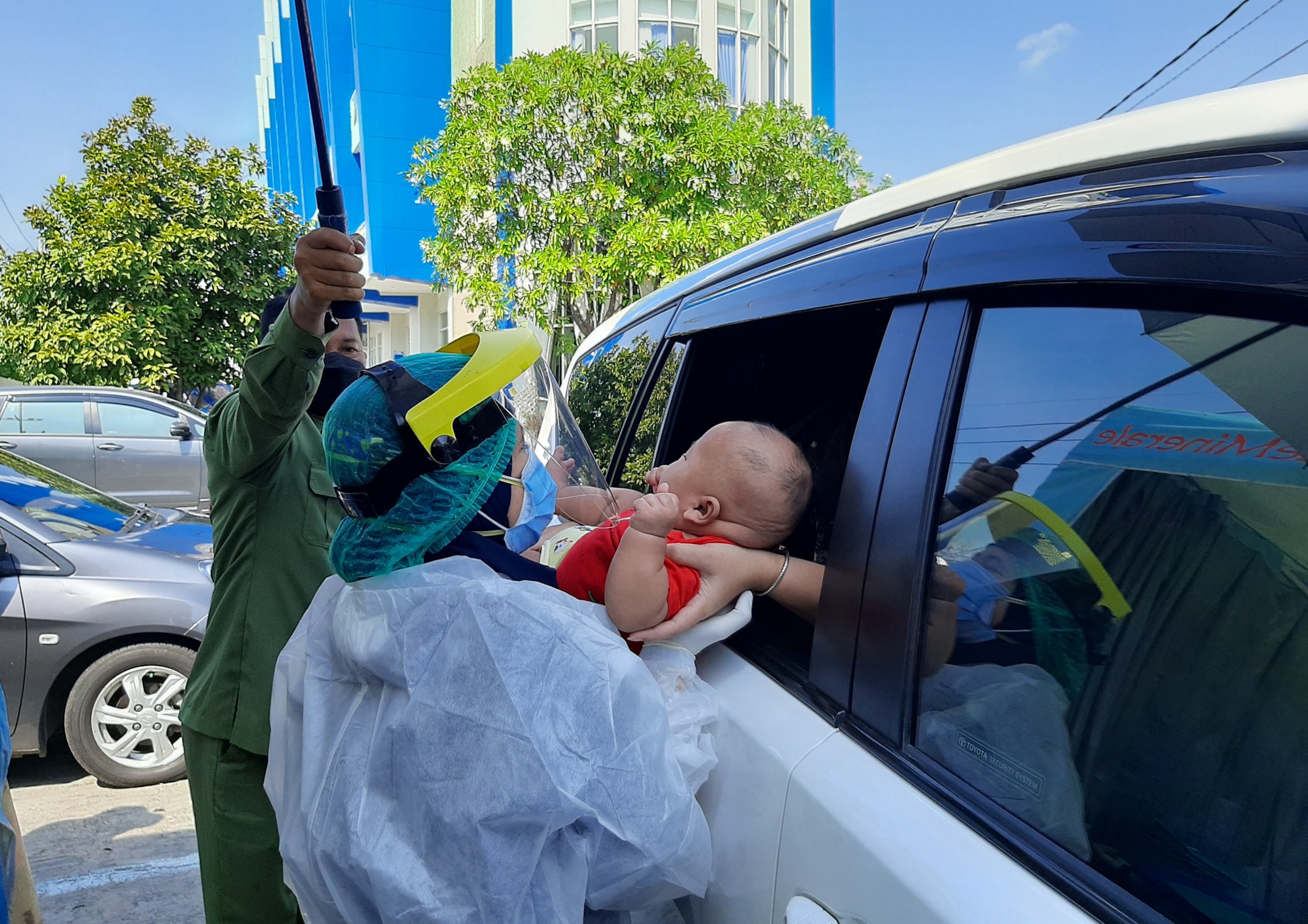 Layanan vaksinasi anak drive thru RSIA Kendangsari Merr, Surabaya. (Foto: Pita Sari/Ngopibareng.id)