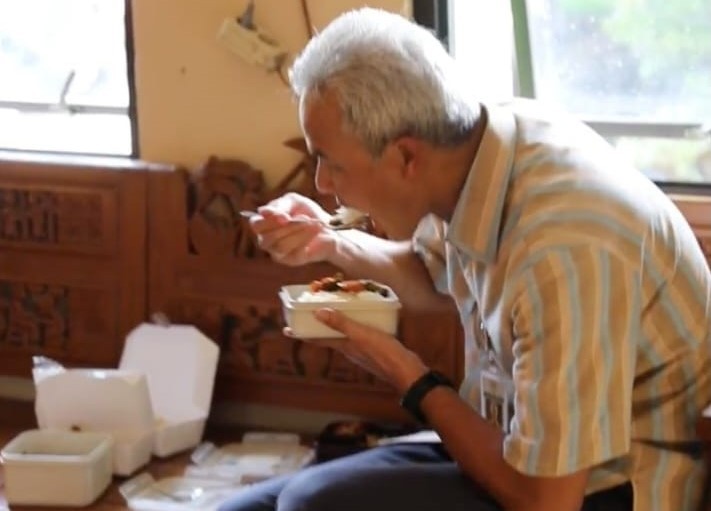 Gubernur Ganjar numpang makan di salah satu rumah warga yang sekaligus pelaku UKM Roti di Pati. (Foto: Dok Jateng)