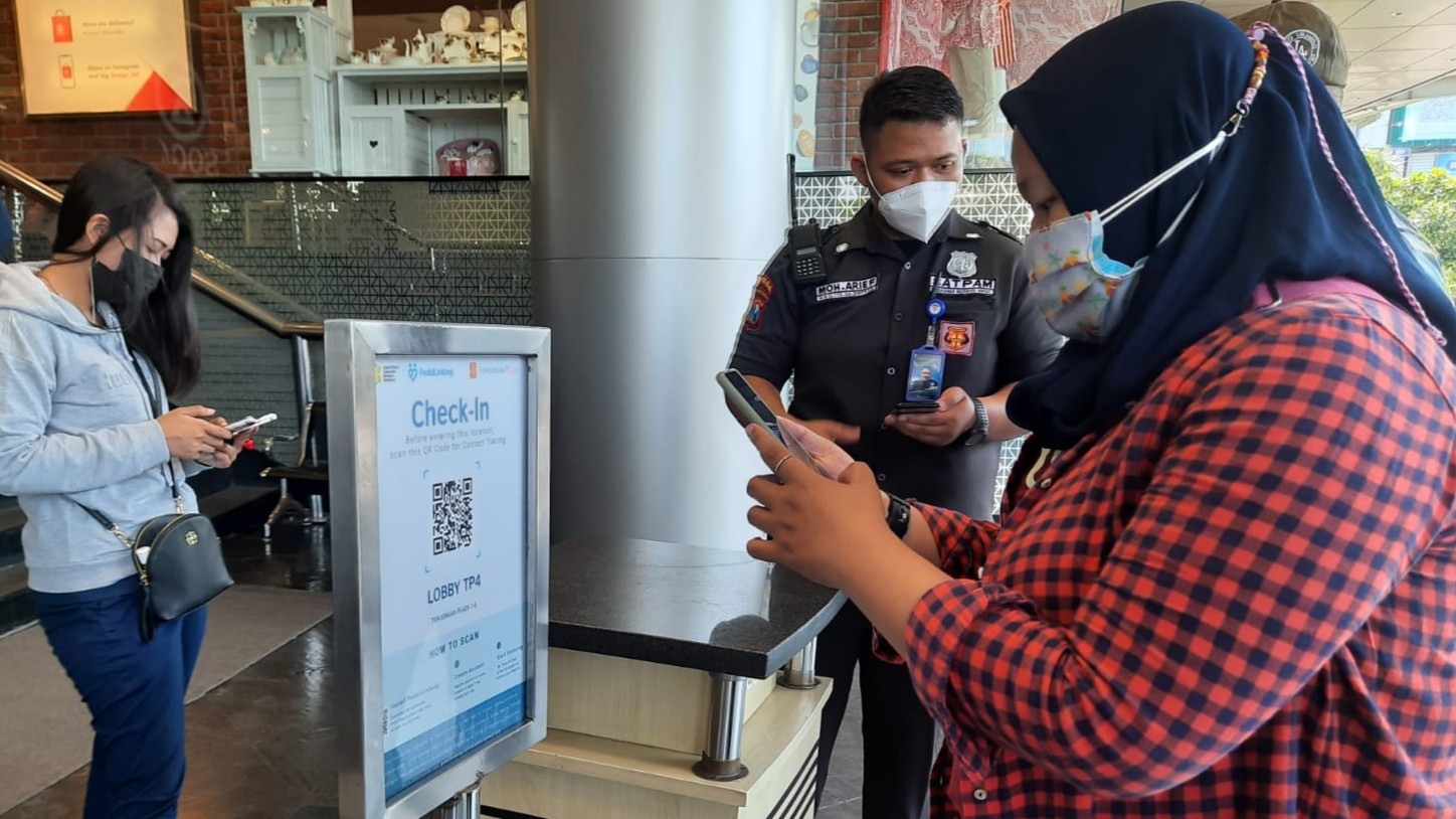 Pengunjung saat melakukan check in ketika akan memasuki mal Tunjungan Plaza, Surabaya. (Foto: Ist)