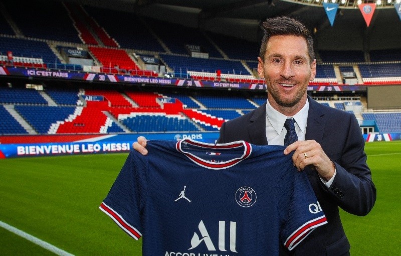 Messi sesaat setelah resmi gabung PSG. (Foto: Twitter/@PSG_inside)