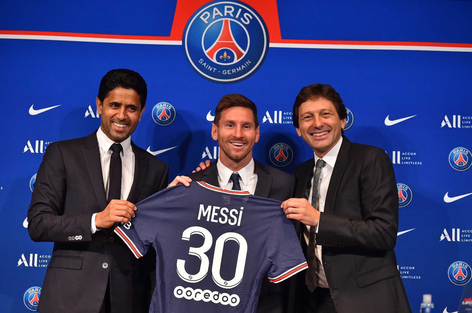 Lionel Messi bersama Presiden PSG Nasser Al-Khelaifi (kiri) dan Direktur Olahraga PSG Leonardo (kanan). (Foto: Twitter/@PSG_inside)