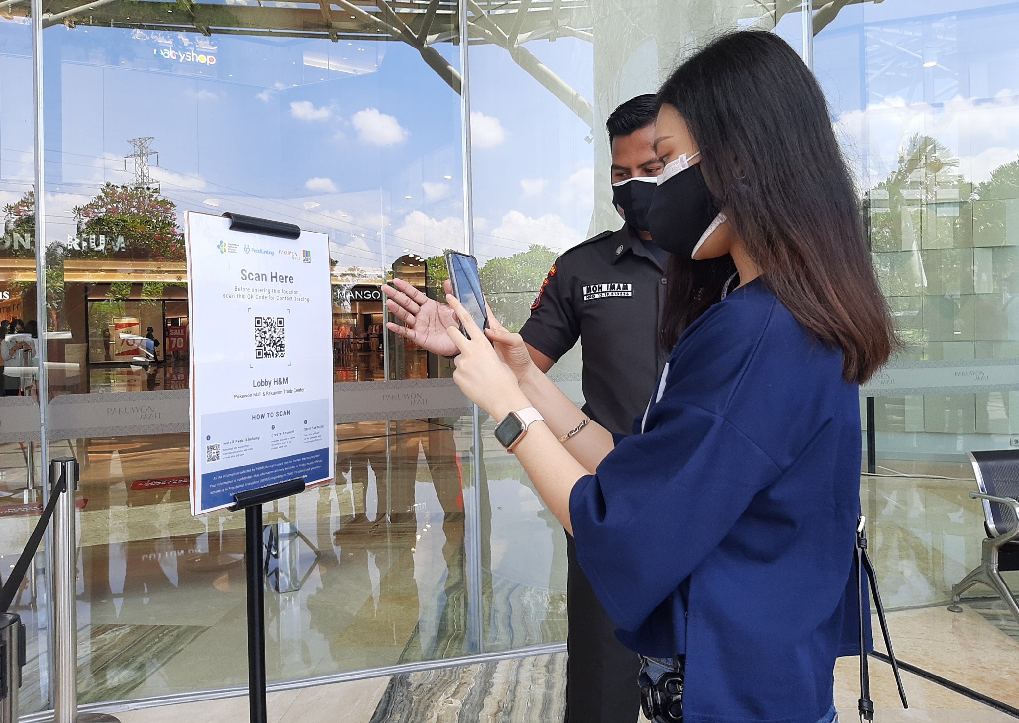 Scan barcode saat akan memasuki mall di Surabaya. (Foto: Pita Sari/Ngopibareng.id)