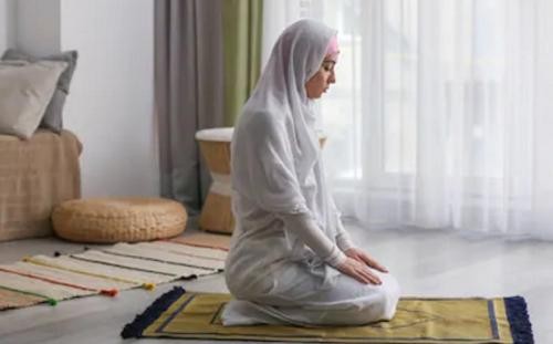 Muslimah sedang berzikir. (Foto: Istimewa)