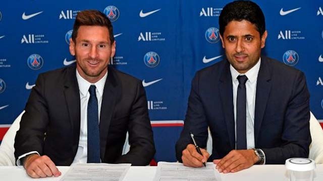 Lionel Messi bersama Ketua PSG Nasser Al-Khelaifi menandatangani kontrak. Messi dikontrak dua tahun di PSG. (Foto: Twitter)