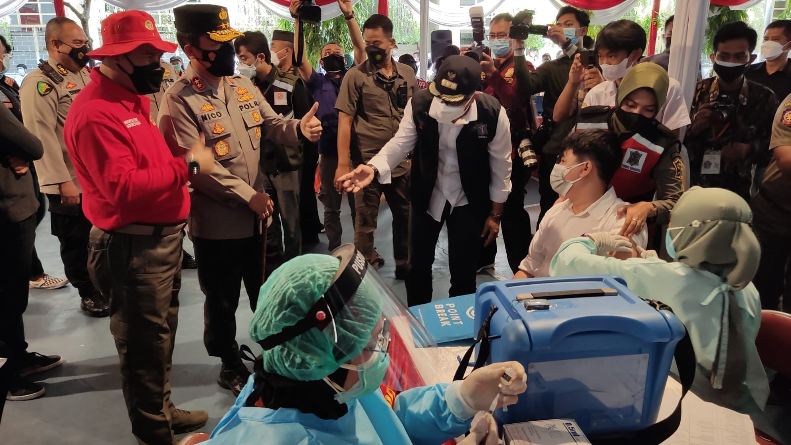 Kabinda Jatim Marsma TNI Rudy Iskandar (kiri), bersama Kapolda Jatim Irjen Pol Nico Afinta dan Walikota Surabaya Eri Cahyadi saat meninjau vaksinasi dosis dua di SMPN 1 Surabaya, Kamis 12 Agustus 2021. (Foto: Fariz Yarbo/Ngopibareng.id)