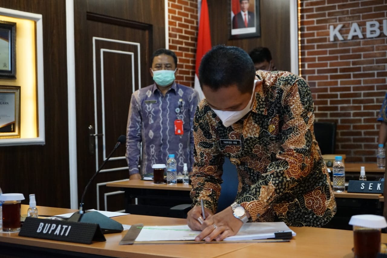 Cak Thoriq, Bupati Lumajang saat menandatangani perjanjian dengan PT. SMI (Foto: Humas - KominfoLumajang)