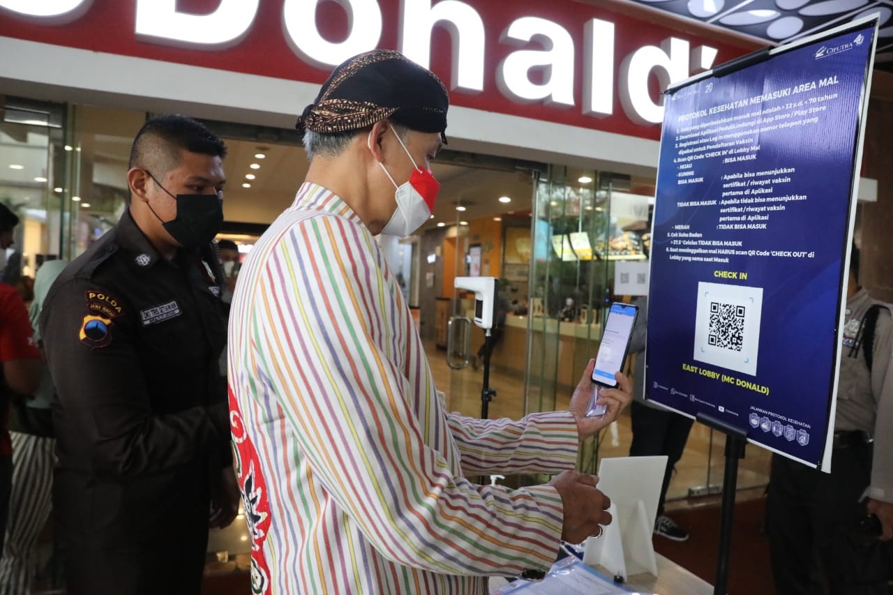 Gubernur Jawa Tengah, Ganjar Pranowo scan QR saat akan masuk mal. (Foto: Istimewa)