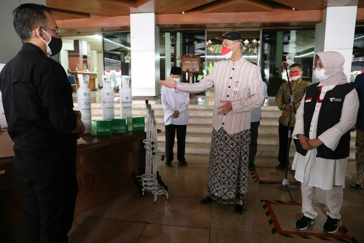 Gubernur Jawa Tengah menerima bantuan masker dan logistik lain dari PT Hetzer Medical Indonesia dan Dompet Dhuafa. (Foto: Ist)