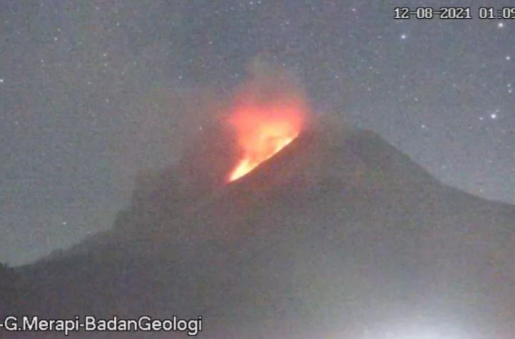 Gunung Merapi di perbatasan Daerah Istimewa Yogyakarta dan Jawa Tengah meluncurkan empat kali awan panas guguran pada Kamis. ANTARA/HO-twitter BPPTKG.