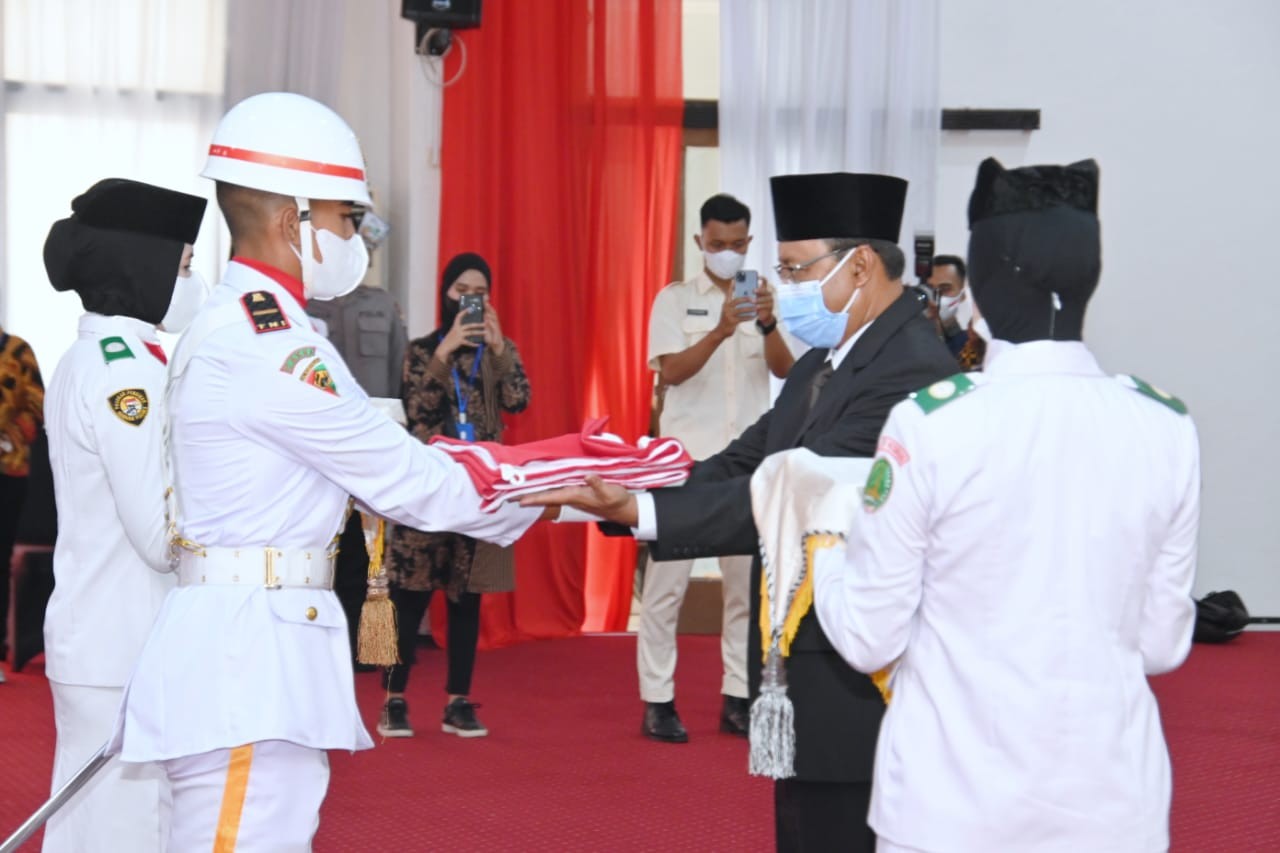 Walikota Pasuruan Saifullah Yusuf (Gus Ipul) mengukuhkan Paskibraka. (Foto: Istimewa)