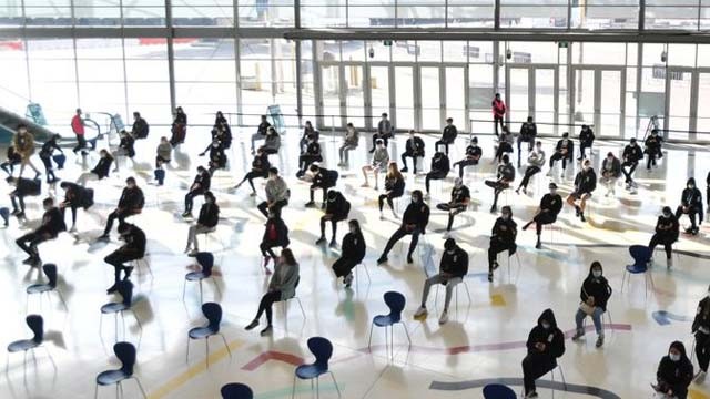 Para siswa mulai mendapatkan vaksin Pfizer mereka untuk Covid-19  di pusat vaksinasi massal di Sydney Olympic Park pada 9 Agustus 2021. (Foto: Reuters/TRT World) )