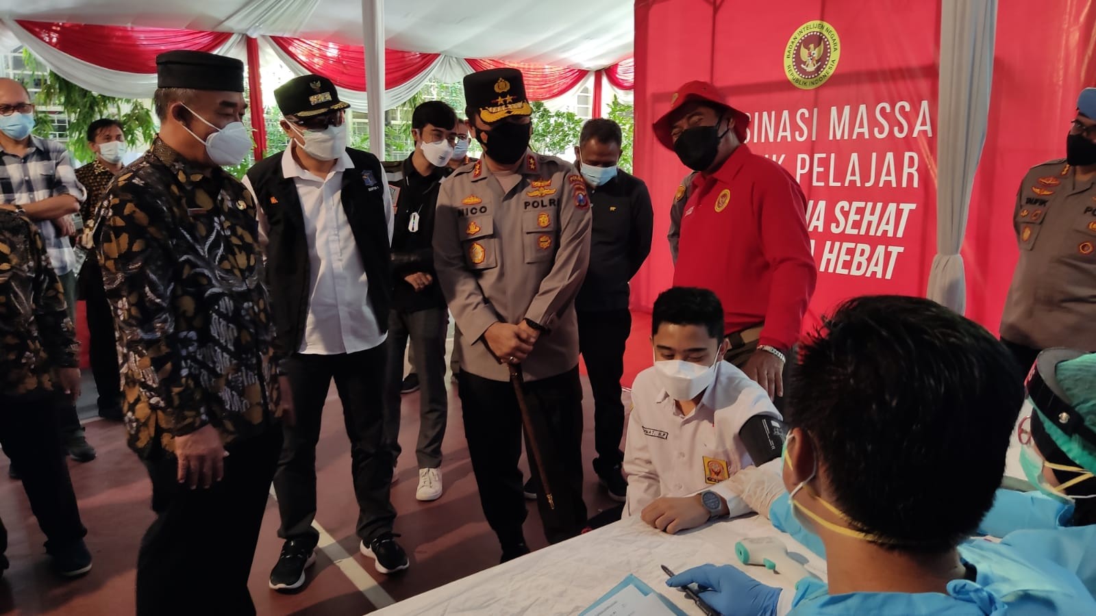 Walikota Surabaya Eri Cahyadi (dua dari kiri) bersama Kapolda Jatim Irjen Pol Nico Afinta dan Kabinda Jatim Marsma TNI Rudy Iskandar saat meninjau vaksinasi dosis dua di SMPN 1 Surabaya, Kamis 12 Agustus 2021. (Foto: Fariz Yarbo/Ngopibareng.id)