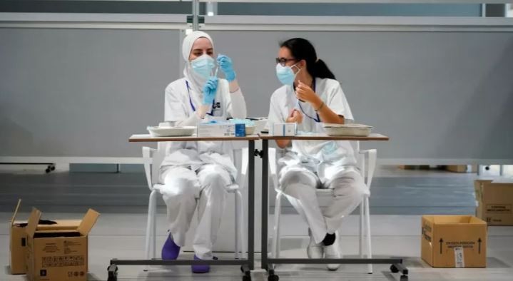 Arsip - Perawat menyiapkan jarum suntik dengan dosis vaksin virus corona (COVID-19) Moderna di rumah sakit Enfermera Isabel Zendal di Madrid, Spanyol, Jumat (23/7/2021). ANTARA FOTO/REUTERS/Juan Medina/HP/djo