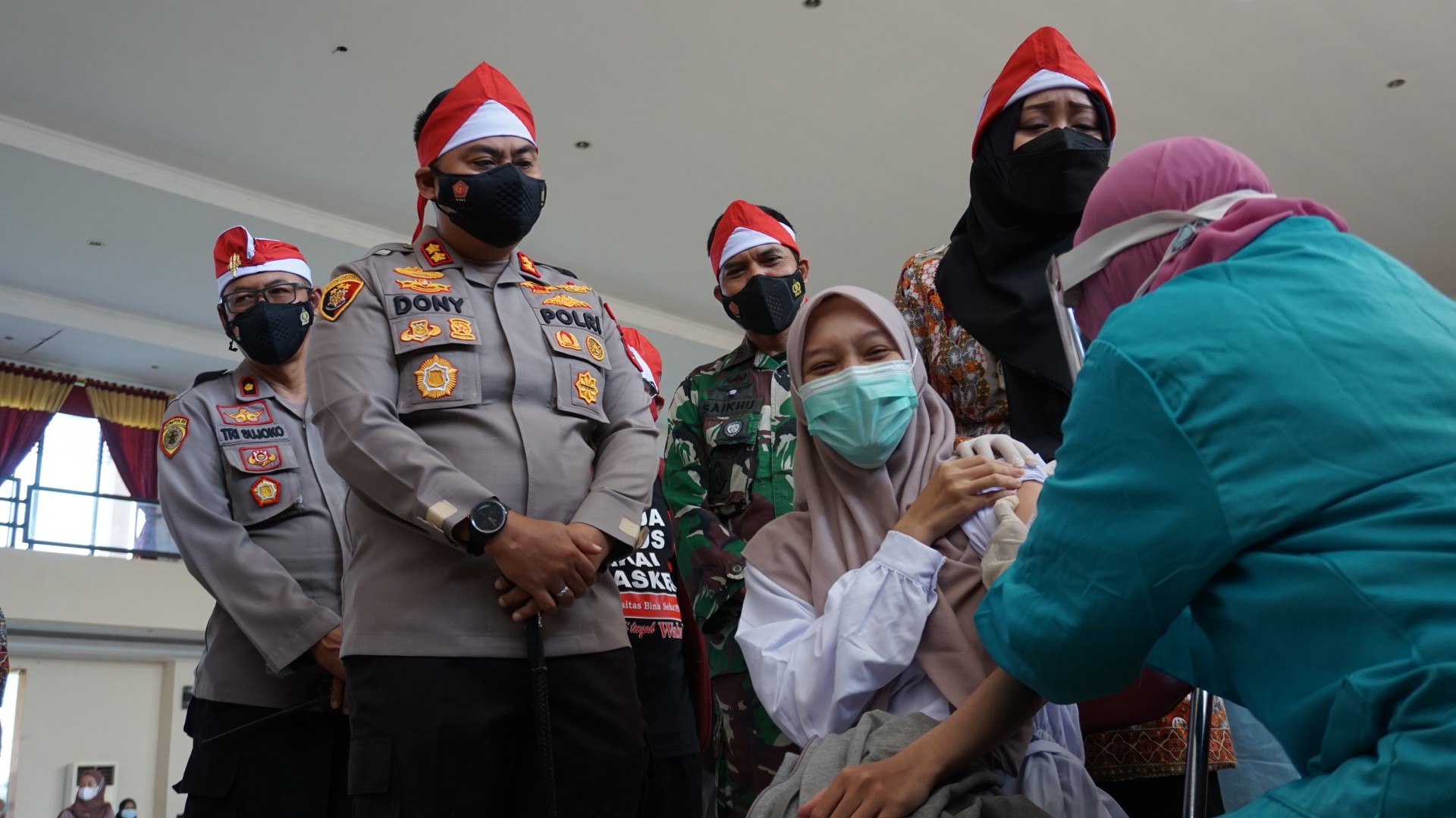 Bupati Mojokerto didampingi Kapolres Mojokerto Meninjau langsung vaksinasi mahasiswa di Stikes Bina Sehat PPNI Mojokerto.(Deni Lukmantara/Ngopibareng)