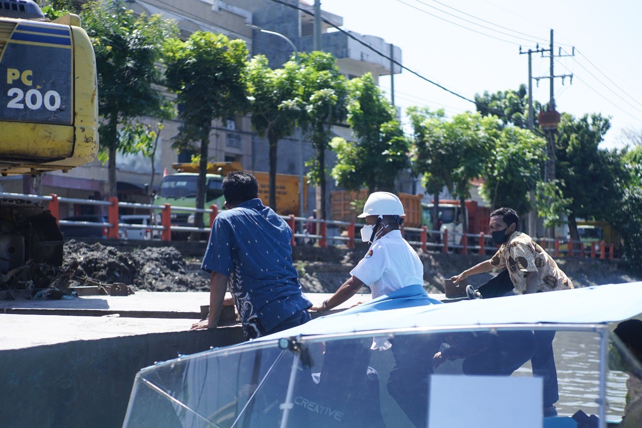 Wakil Walikota Surabaya Armuji tinjau normalisasi Sungai Kalimas. (Foto: Alief Sambogo/Ngopibareng.id)