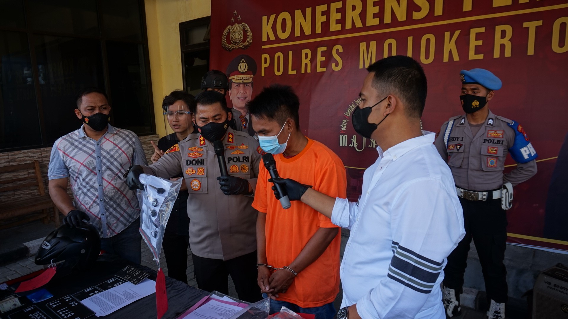 Konferensi pers di halaman Mapolres Mojokerto, Jumat 13 Agustus 2021.(Deni Lukmantara/Ngopibareng)