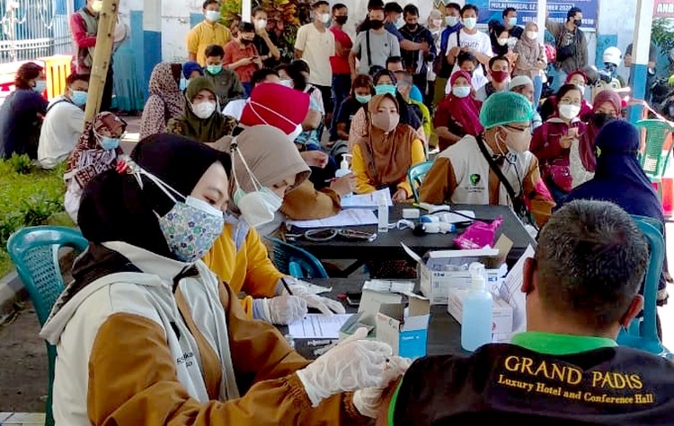 Warga Bondowoso antusiasme mengikuti vaksinasi Covid-19 yang terus digencarkan Pemkab Bondowoso. (foto: guido/Ngopibareng.id)