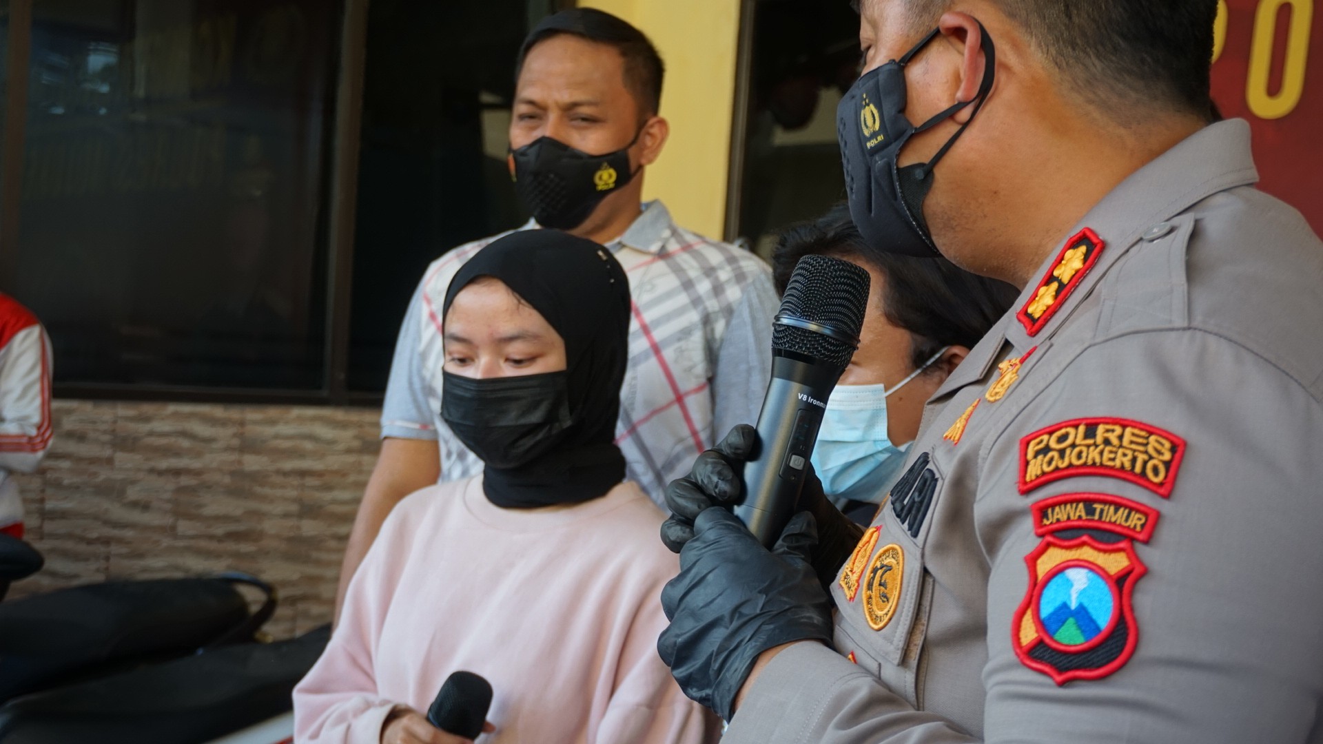 Aura Ardita, gadis 18 tahun asal Kecamatan Pacet yang menjadi korban pencurian motor saat dihadirkan dalam konferensi pers.(Foto: Deni Lukmantara/Ngopibareng.id)