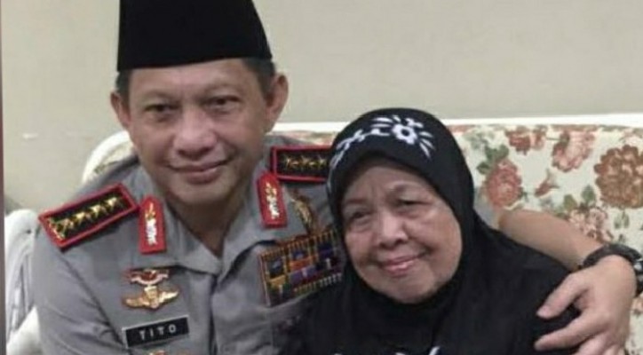 Foto kenangan Menteri Dalam Negeri (Mendagri) Tito Karnavian bersama mendiang ibunya, Hj Kordiah binti Achmad Timbul, semasa menjabat Kapolri. (Foto: Istimewa)