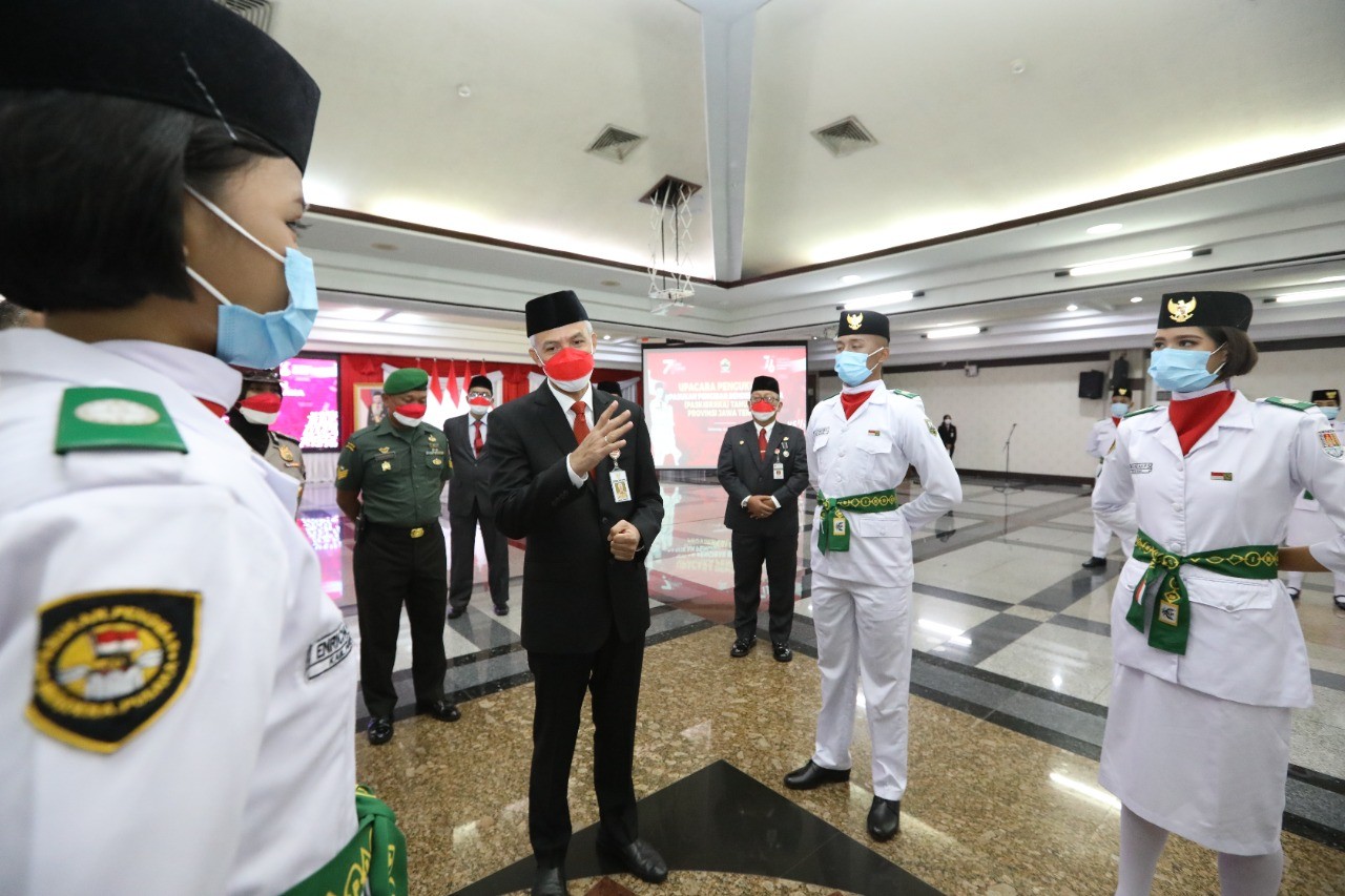 Gubernur Jawa Tengah Ganjar Pranowo mengukuhkan anggota pasukan pengibar bendera pusaka (Paskibraka) Provinsi Jateng di Gradhika Bhakti Praja, Jumat, 13 Agustus 2021 malam. (Foto: Jateng)