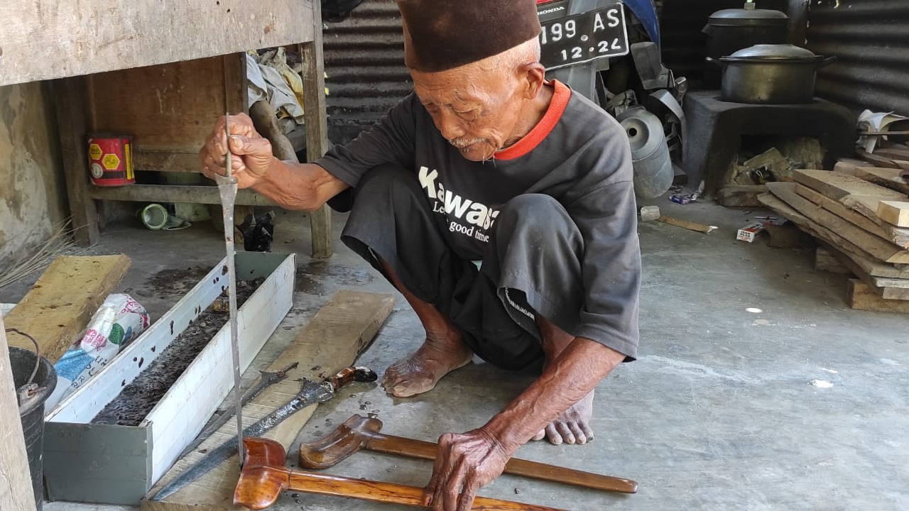 Mbah Jasikin, tukang jamas pusaka atau pencuci keris pusaka, yang masih bertahan di tengah pandemi Covid-19. Dia masih punya pelanggan setia terlebih di bulan Suro seperti saat ini. (Foto: Fendhy Plesmana/Ngopibareng.id)