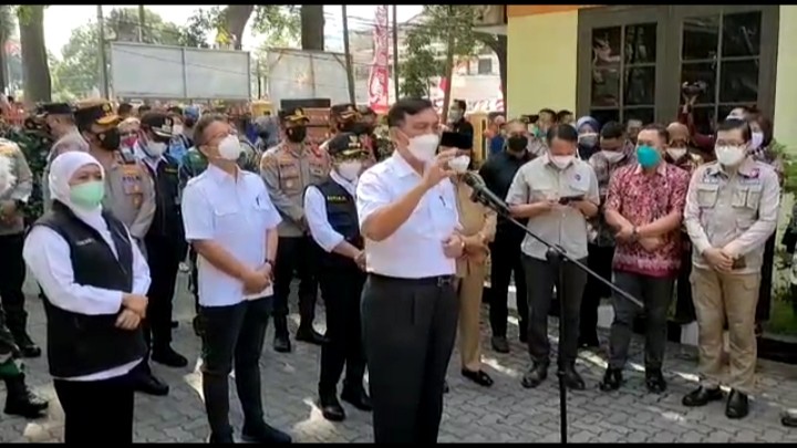 Menko Marves RI,  Luhut Binsar Pandjaitan saat berada di Safe House Jalan Kawi, Kota Malang (Foto: Lalu Theo/ngopibareng.id)